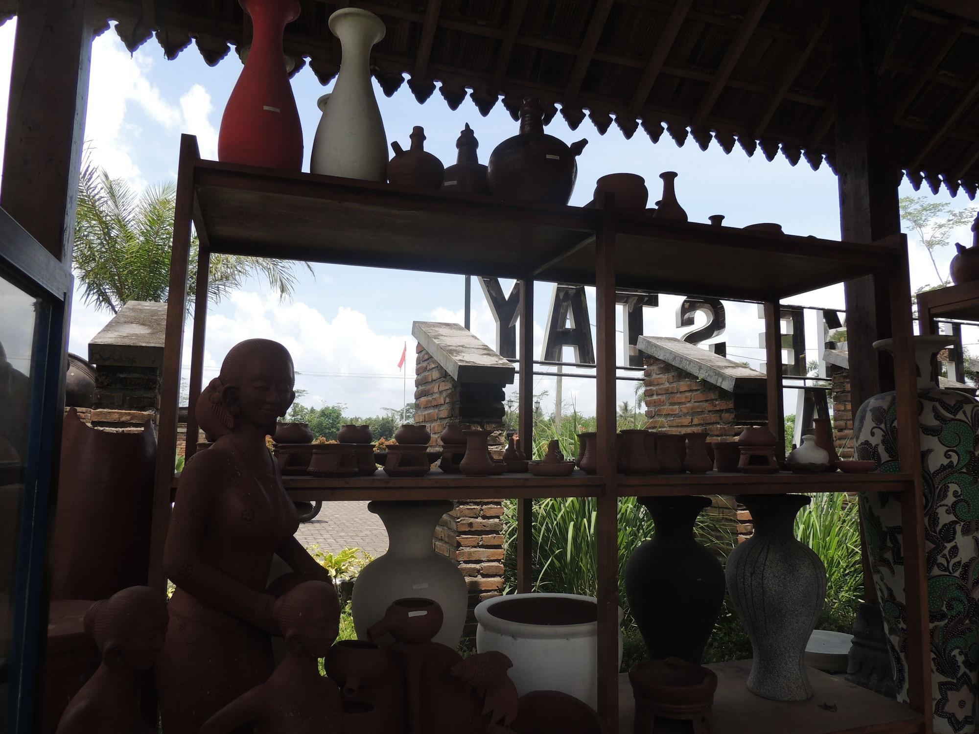 Balkondes Karanganyar Pottery Academy Hotel Magelang Exterior photo